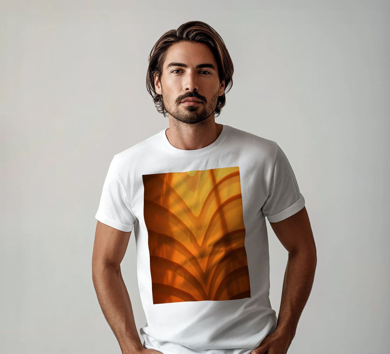 Warme abstracte golven en schaduwen creëren boeiend behang t-shirt van DesignDoodle