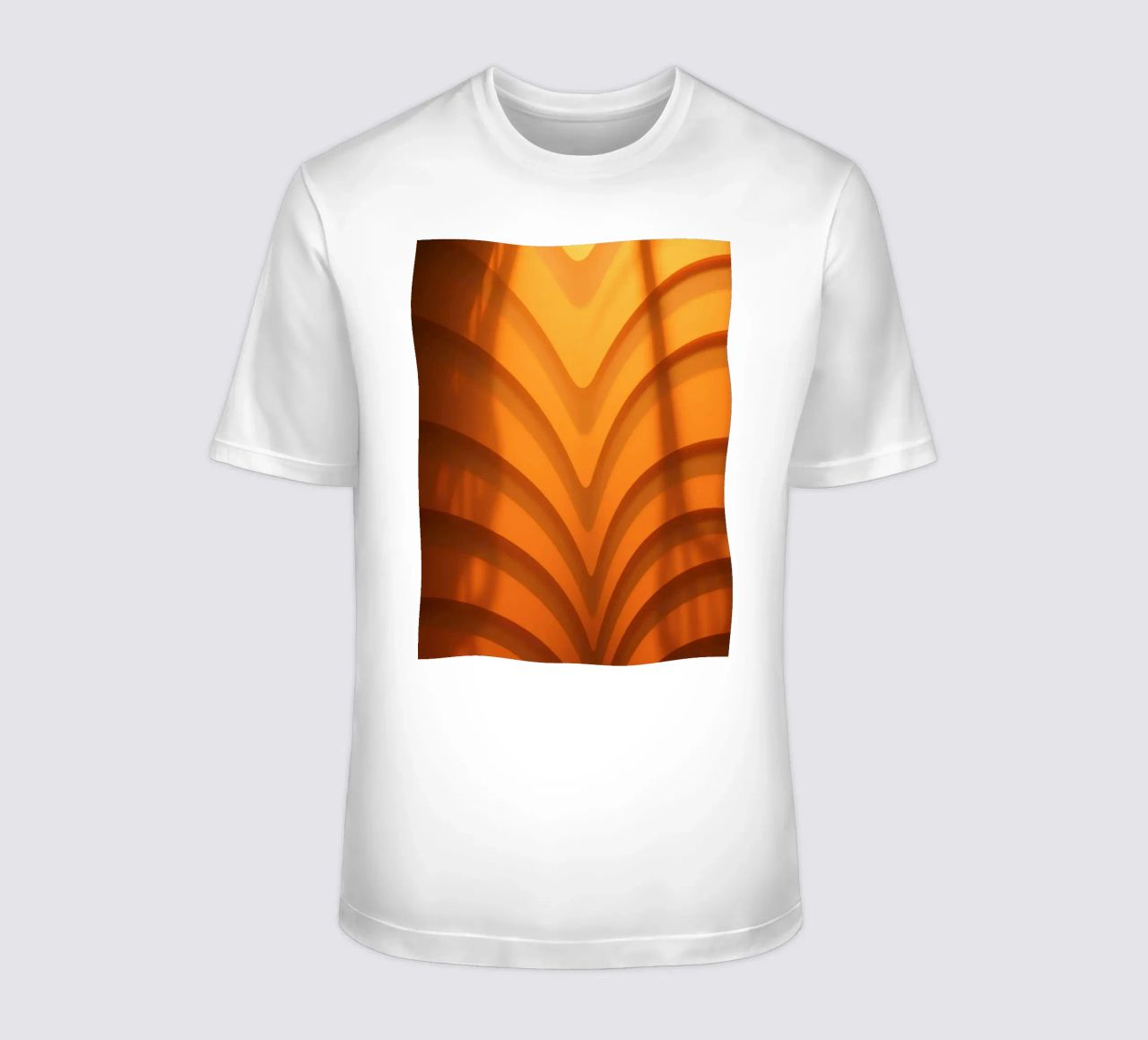 Warme abstracte golven en schaduwen creëren boeiend behang t-shirt van DesignDoodle