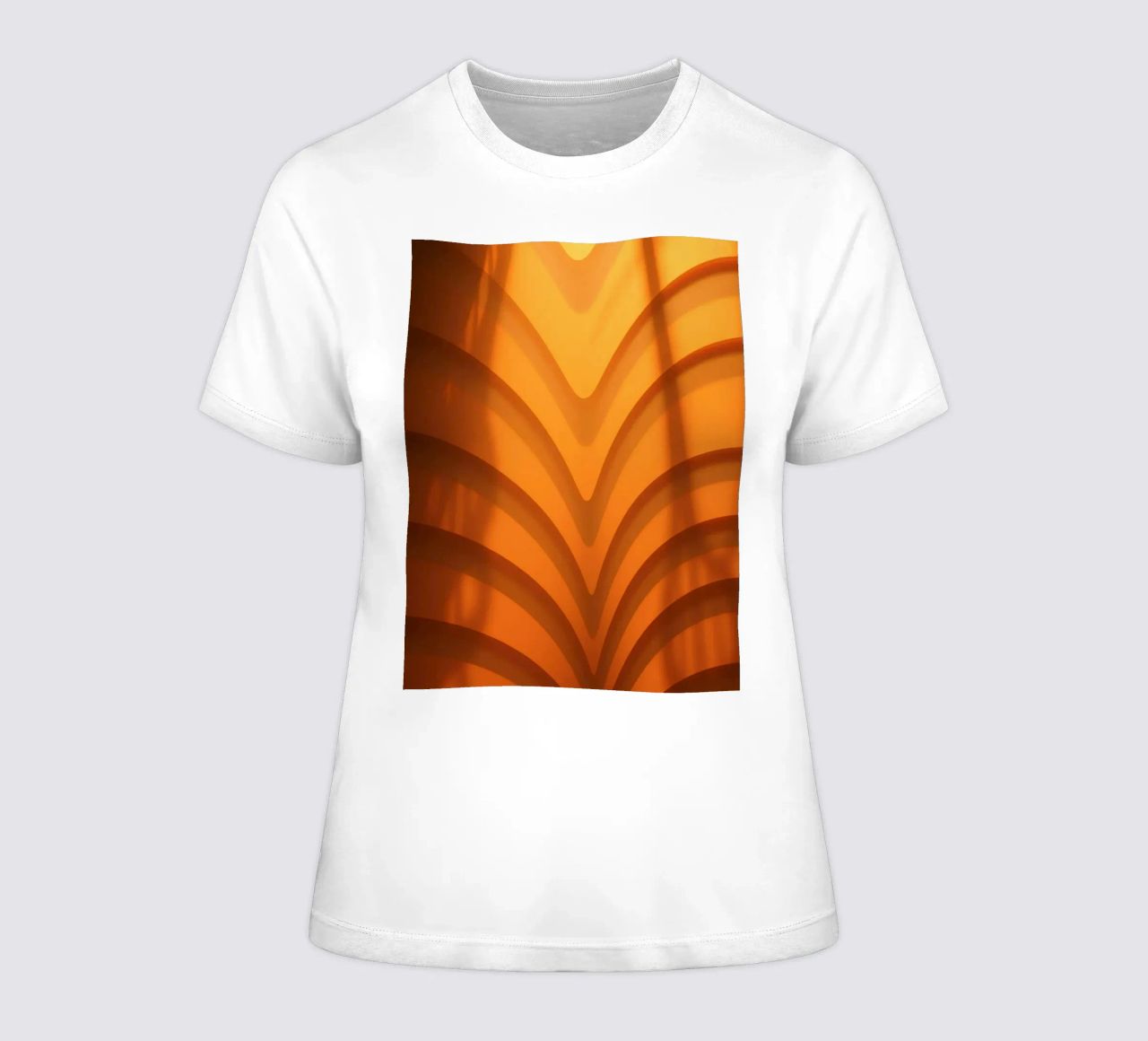 Warme abstracte golven en schaduwen creëren boeiend behang dames t-shirt getailleerd van DesignDoodle