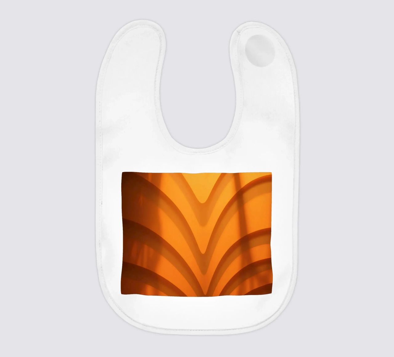 Warme abstracte golven en schaduwen creëren boeiend behang baby slabbetje van DesignDoodle