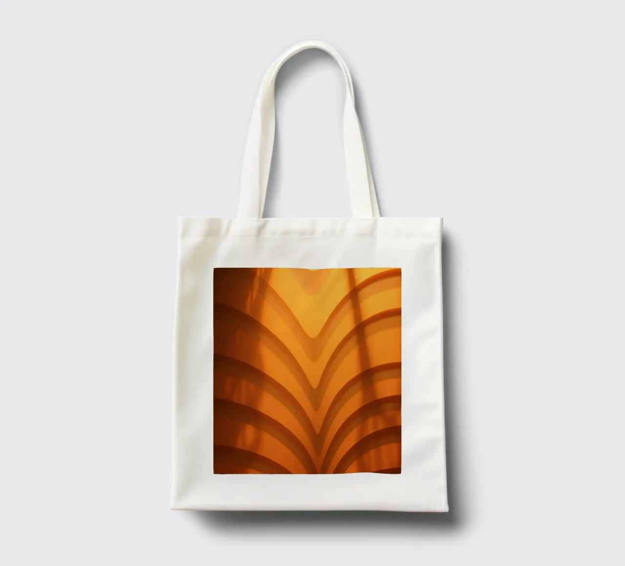 Des vagues et des ombres abstraites et chaleureuses créent un papier peint captivant. tote bag de DesignDoodle