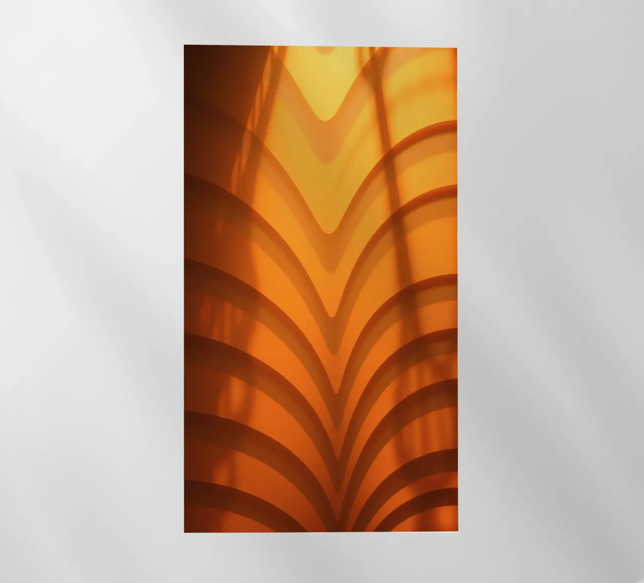 Des vagues et des ombres abstraites et chaleureuses créent un papier peint captivant. film rétro-éclairé de DesignDoodle