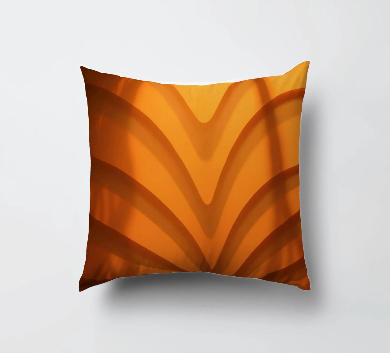 Warme abstracte golven en schaduwen creëren boeiend behang kussen van DesignDoodle