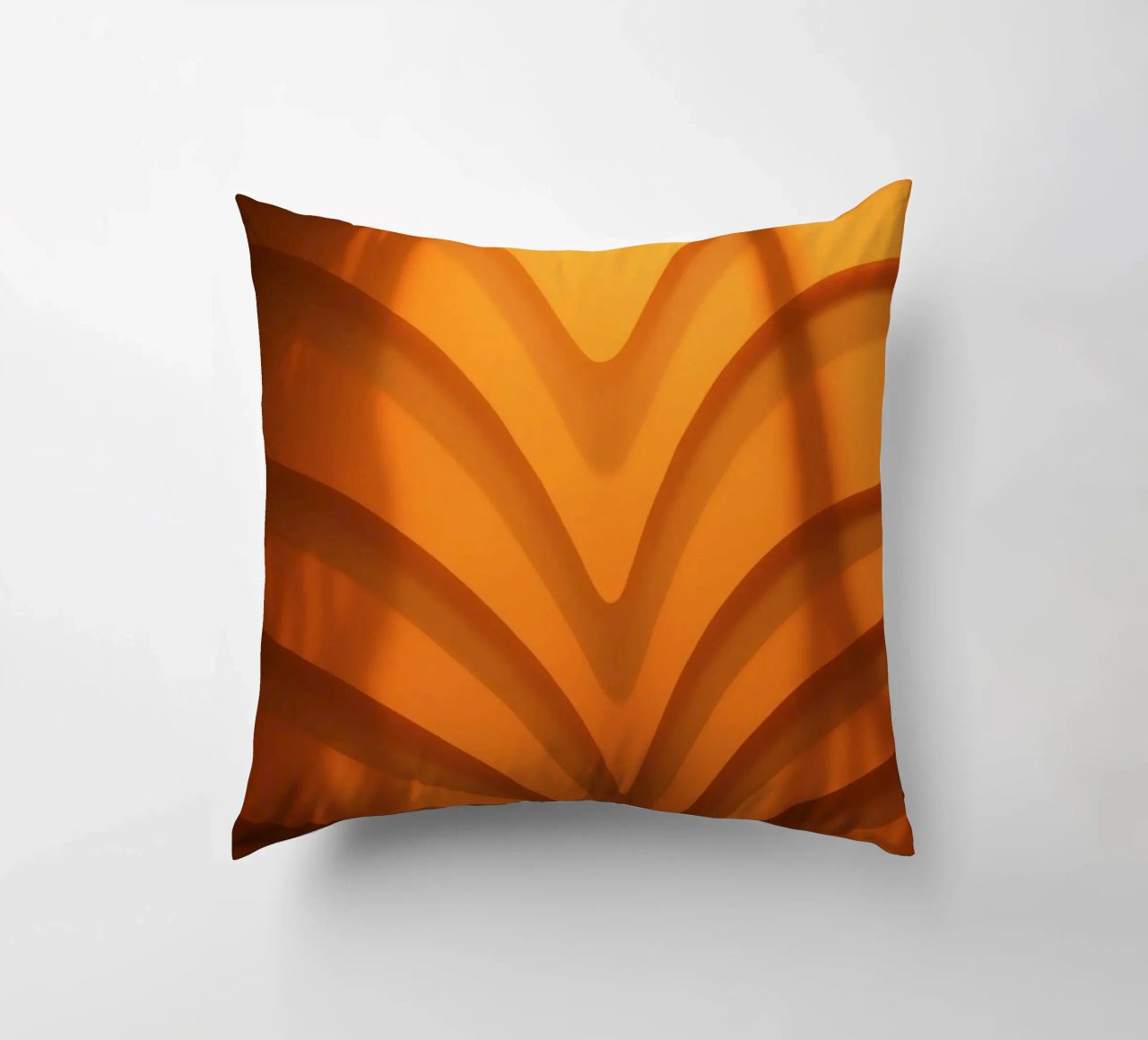 Warme abstracte golven en schaduwen creëren boeiend behang kussen van DesignDoodle