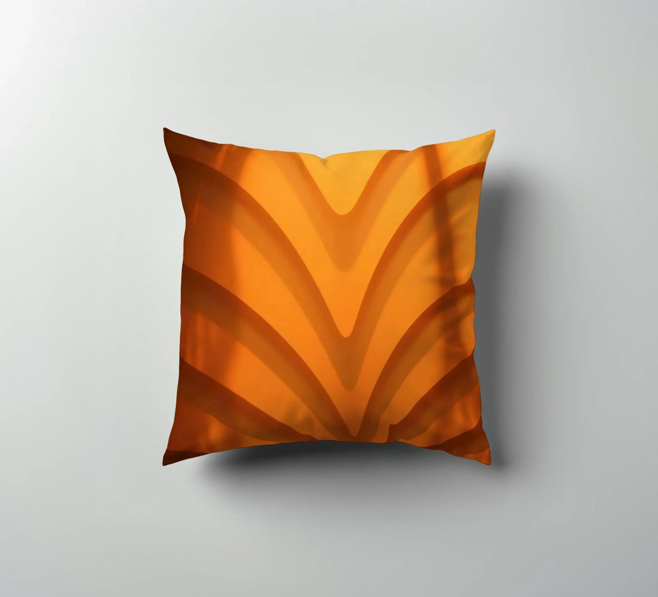 Warme abstracte golven en schaduwen creëren boeiend behang kussen van DesignDoodle