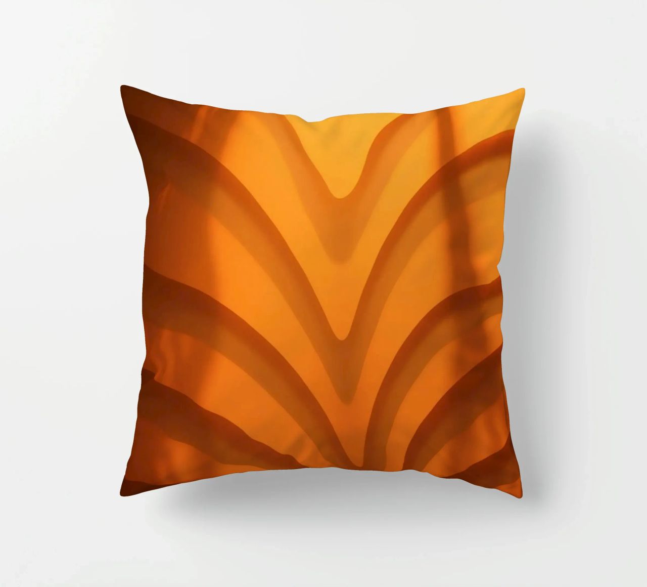 Warme abstracte golven en schaduwen creëren boeiend behang kussen van DesignDoodle