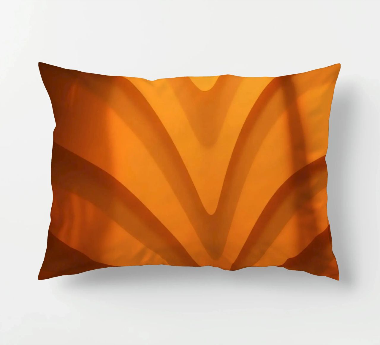 Warme abstracte golven en schaduwen creëren boeiend behang kussen van DesignDoodle