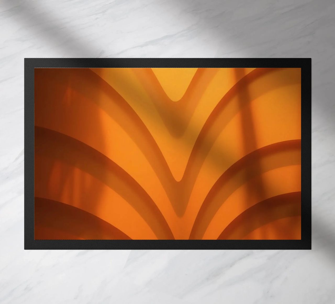 Warme abstracte golven en schaduwen creëren boeiend behang deurmat van DesignDoodle