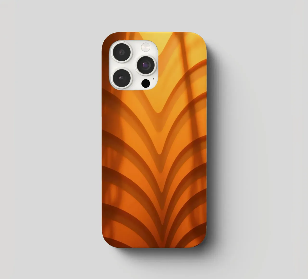 Warme abstrakte Wellen und Schatten schaffen eine fesselnde Tapete iPhone Hülle von DesignDoodle