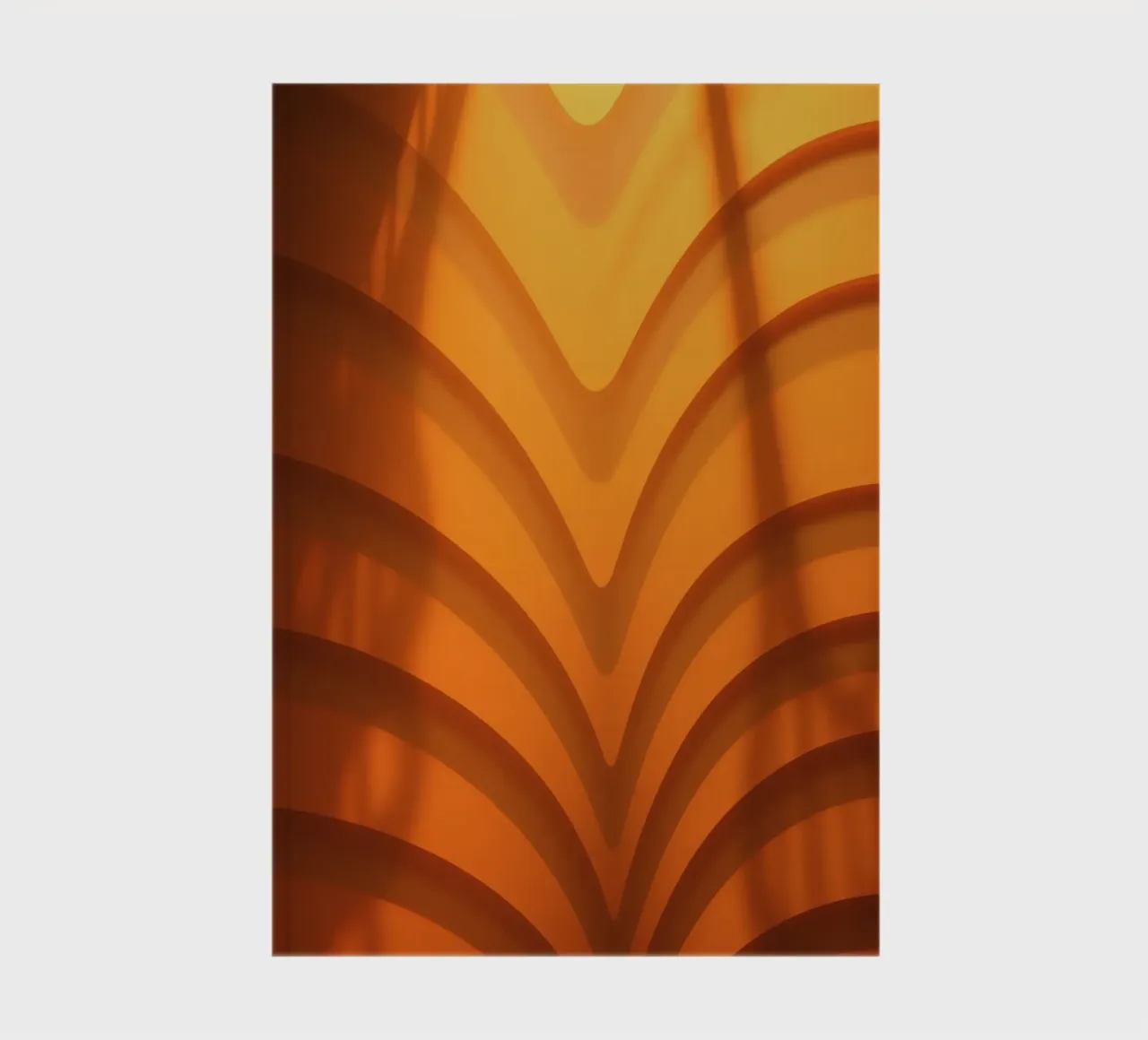 Warme abstracte golven en schaduwen creëren boeiend behang notitieboek van DesignDoodle