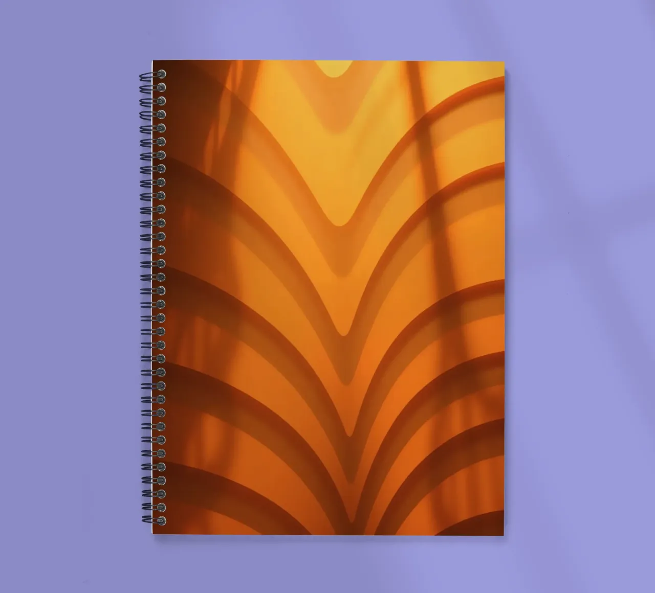 Warme abstracte golven en schaduwen creëren boeiend behang notitieboek met spiraal van DesignDoodle