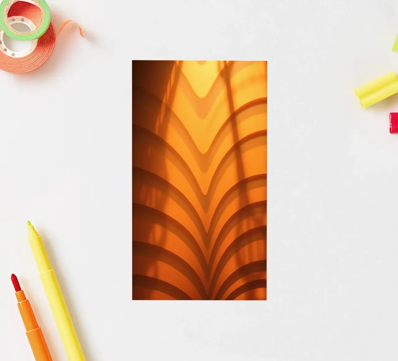 Des vagues et des ombres abstraites et chaleureuses créent un papier peint captivant. autocollant de DesignDoodle