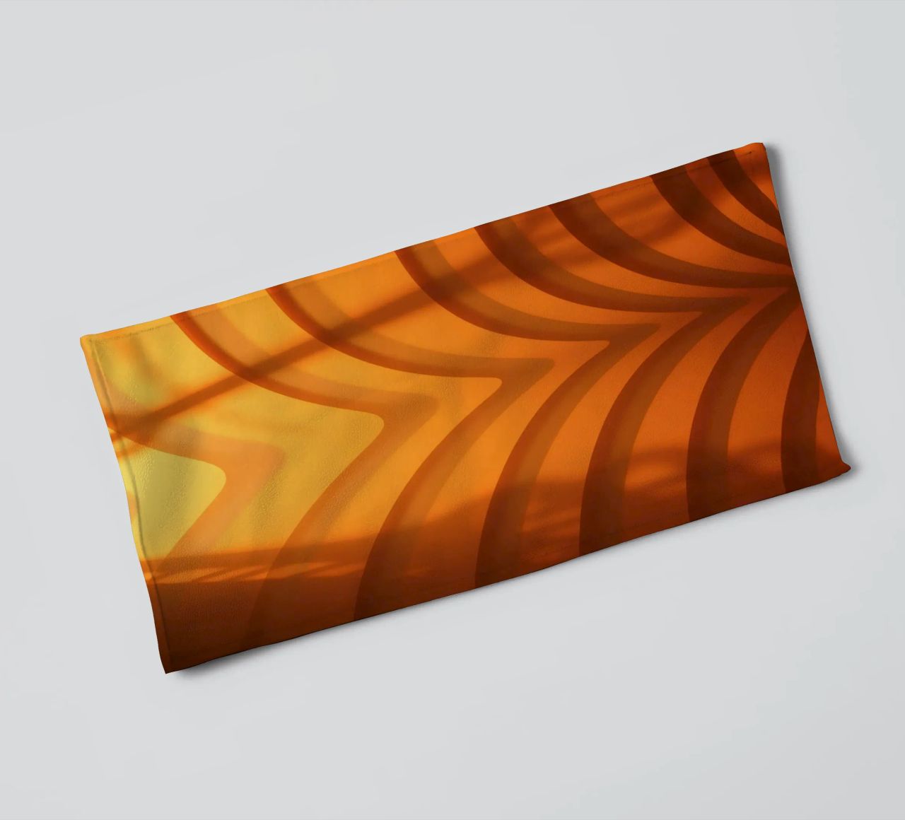 Warme abstracte golven en schaduwen creëren boeiend behang badhanddoek van DesignDoodle