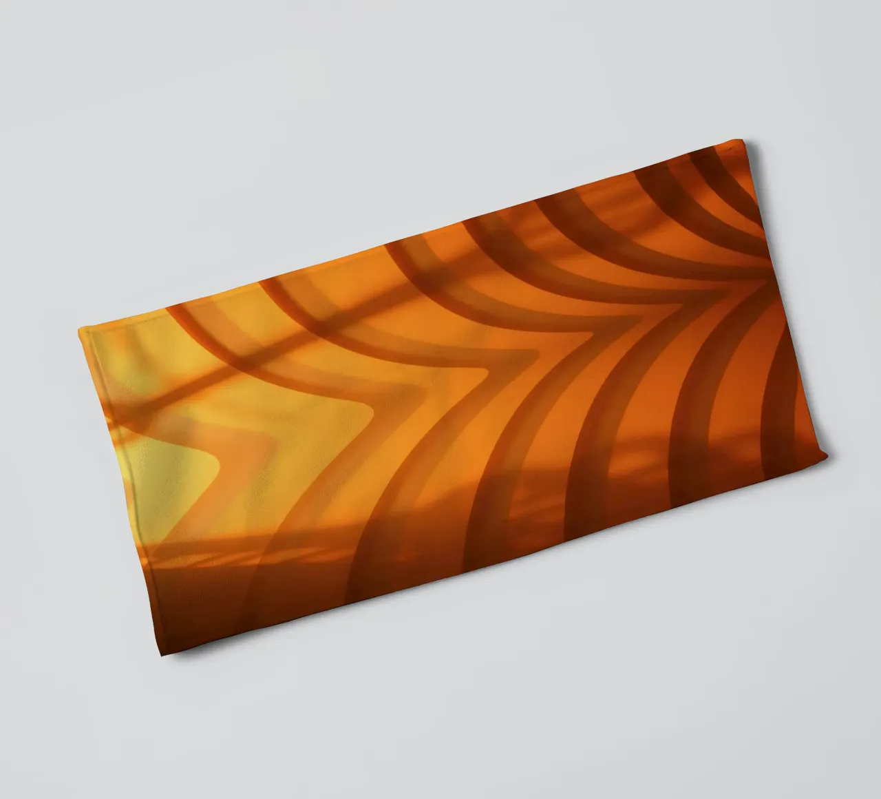 Des vagues et des ombres abstraites et chaleureuses créent un papier peint captivant. serviette de bain de DesignDoodle