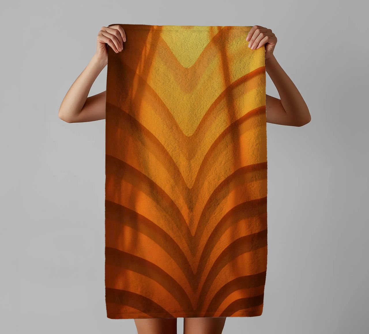 Warme abstracte golven en schaduwen creëren boeiend behang badhanddoek van DesignDoodle