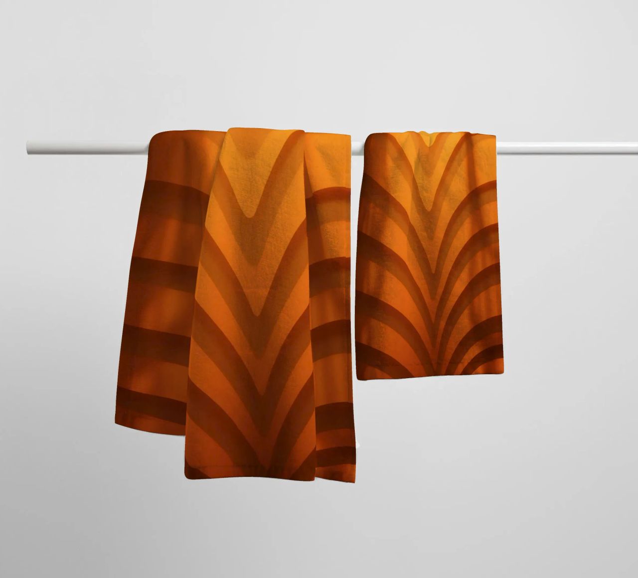 Warme abstracte golven en schaduwen creëren boeiend behang badhanddoek van DesignDoodle