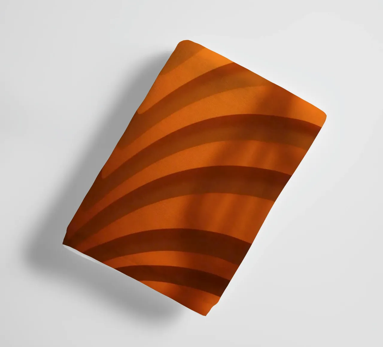 Des vagues et des ombres abstraites et chaleureuses créent un papier peint captivant. serviette de bain de DesignDoodle