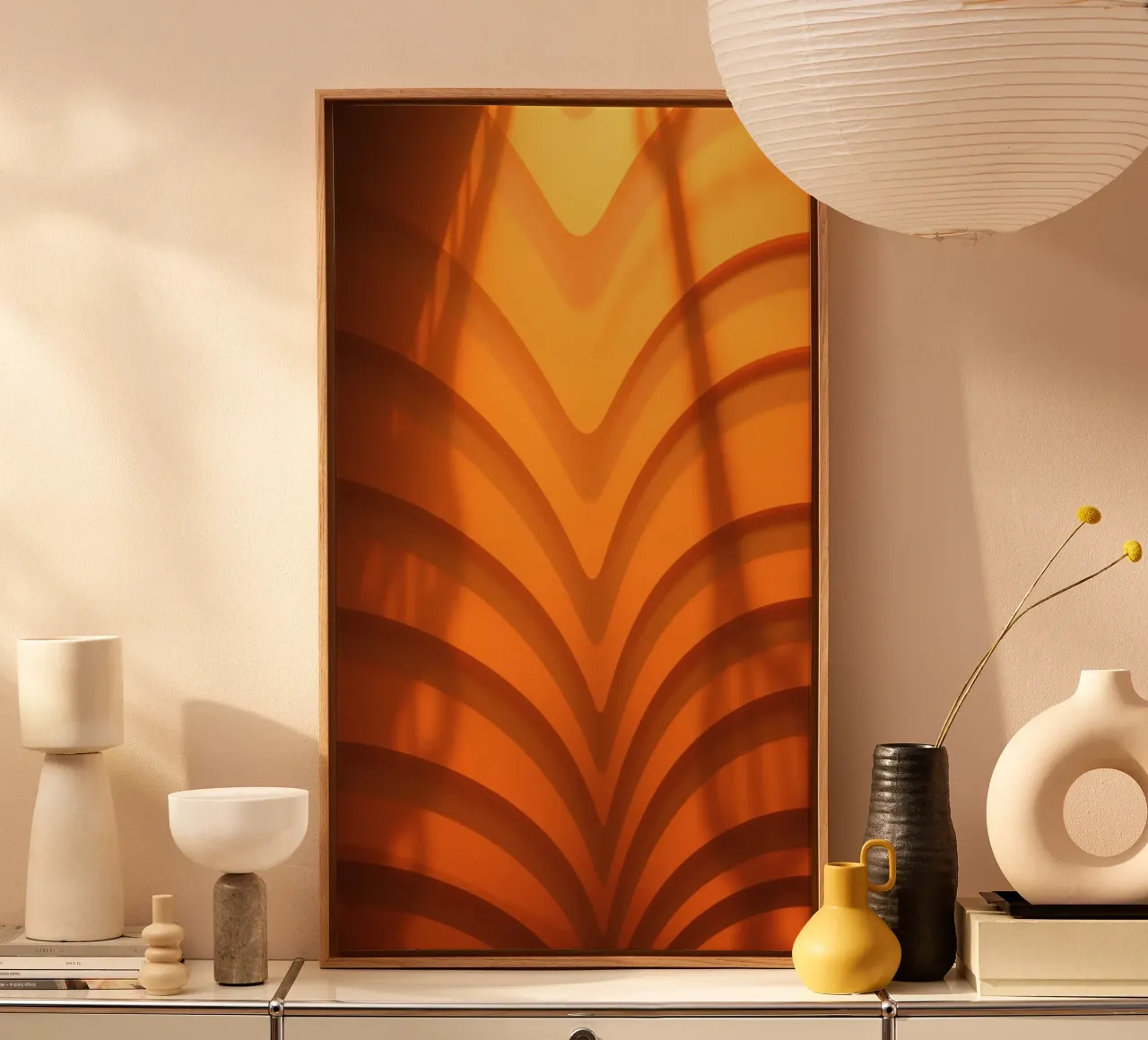 Warme abstrakte Wellen und Schatten schaffen eine fesselnde Tapete Leinwand von DesignDoodle