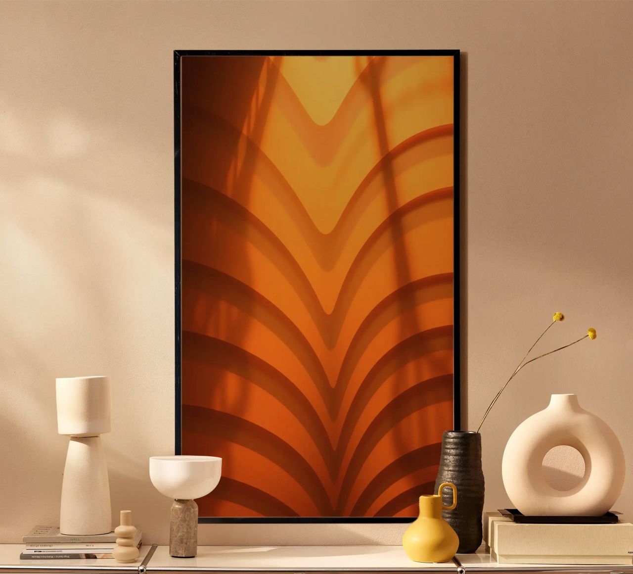 Warme abstracte golven en schaduwen creëren boeiend behang hahnemühle van DesignDoodle