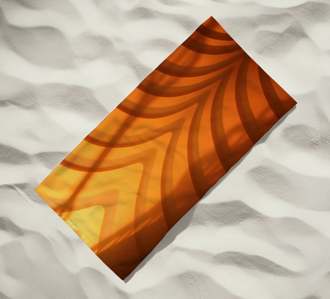Warme abstracte golven en schaduwen creëren boeiend behang strandhanddoek van DesignDoodle
