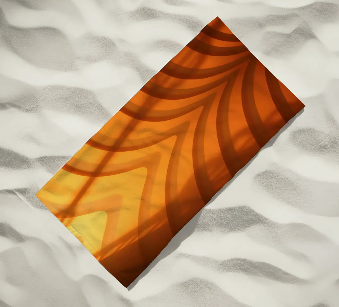 Warme abstrakte Wellen und Schatten schaffen eine fesselnde Tapete Strandtuch von DesignDoodle