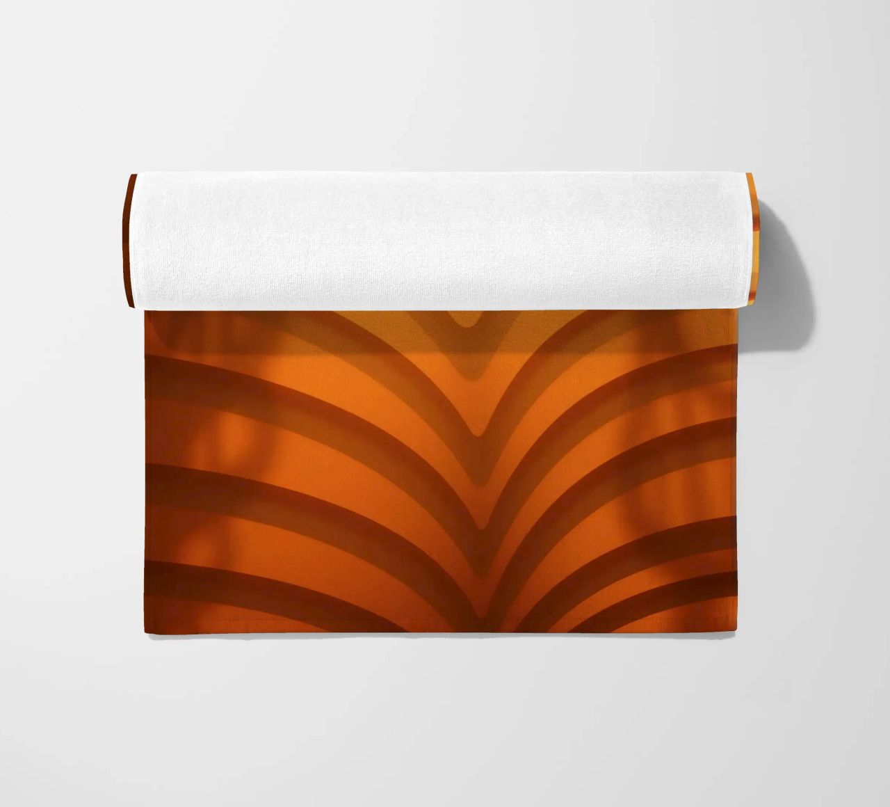 Warme abstracte golven en schaduwen creëren boeiend behang strandhanddoek van DesignDoodle