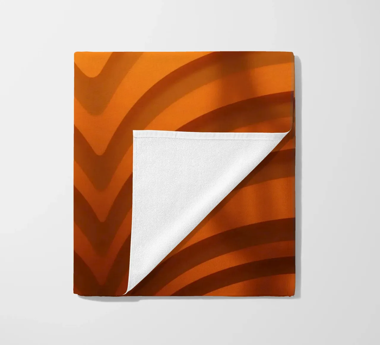 Warme abstrakte Wellen und Schatten schaffen eine fesselnde Tapete Strandtuch von DesignDoodle