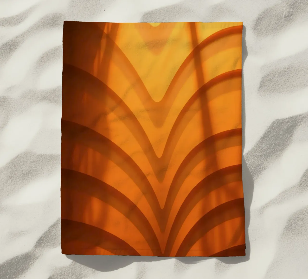 Warme abstrakte Wellen und Schatten schaffen eine fesselnde Tapete Strandtuch von DesignDoodle