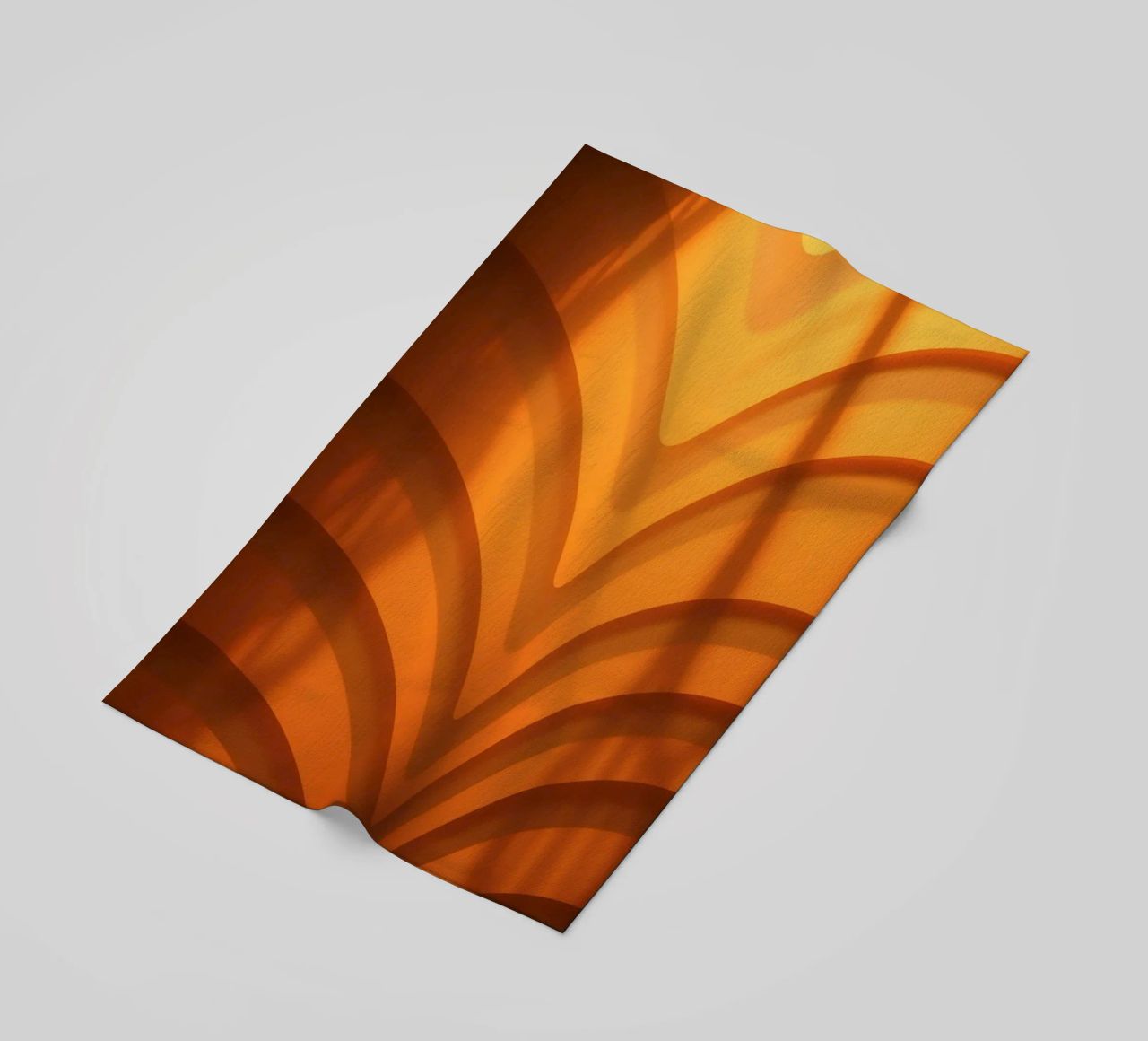 Warme abstracte golven en schaduwen creëren boeiend behang strandhanddoek van DesignDoodle