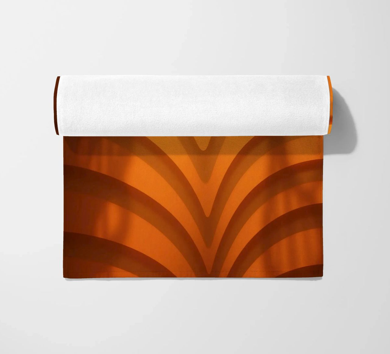 Warme abstracte golven en schaduwen creëren boeiend behang strandhanddoek van DesignDoodle