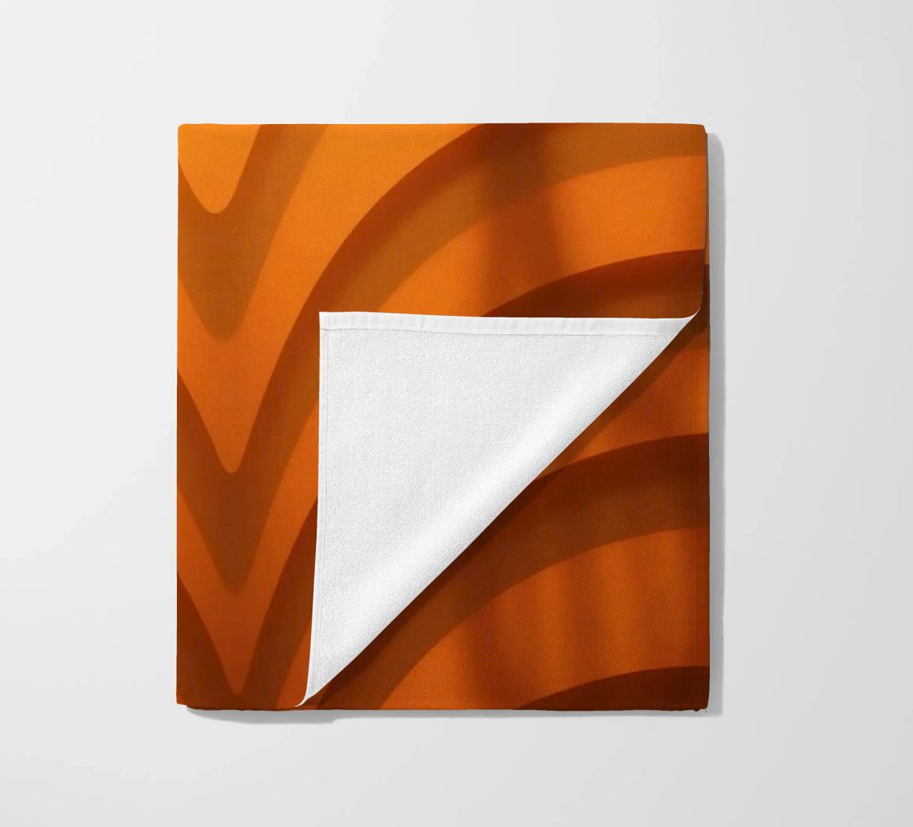Warme abstracte golven en schaduwen creëren boeiend behang strandhanddoek van DesignDoodle