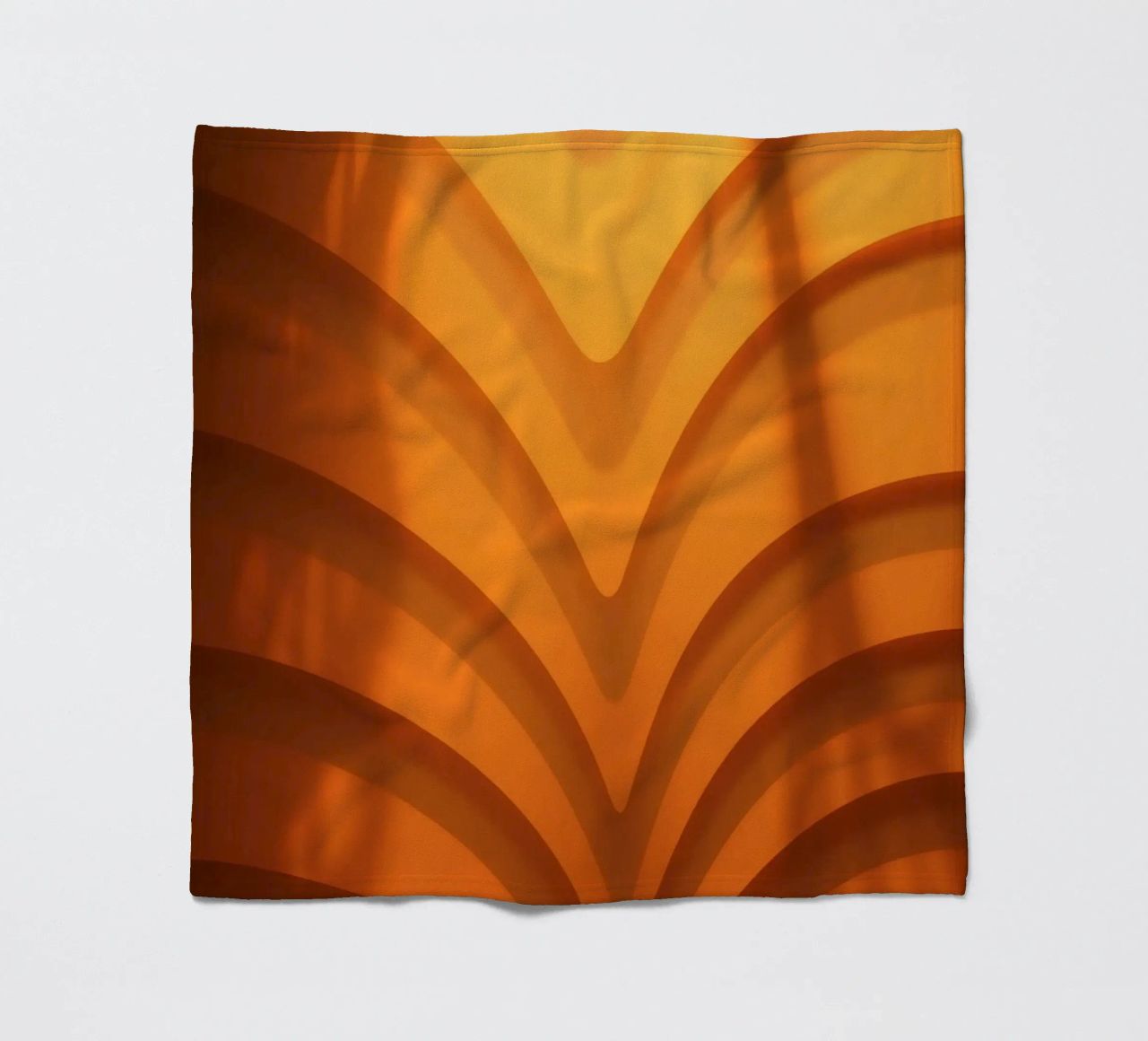 Warme abstracte golven en schaduwen creëren boeiend behang fleecedeken van DesignDoodle