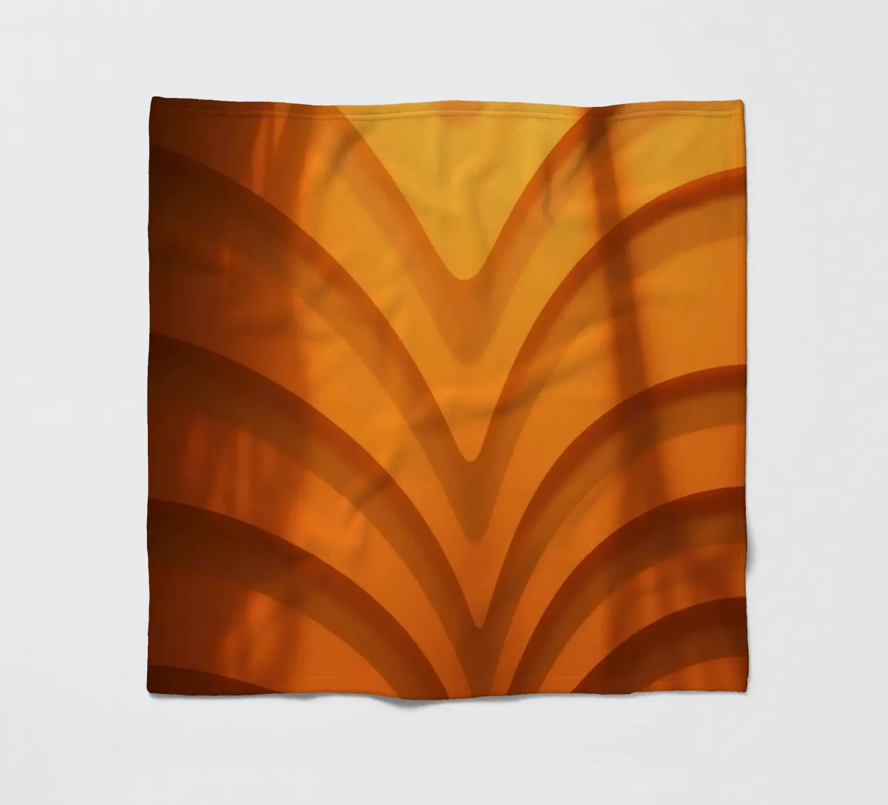 Calde onde astratte e ombre creano una carta da parati accattivante coperta in pile da DesignDoodle
