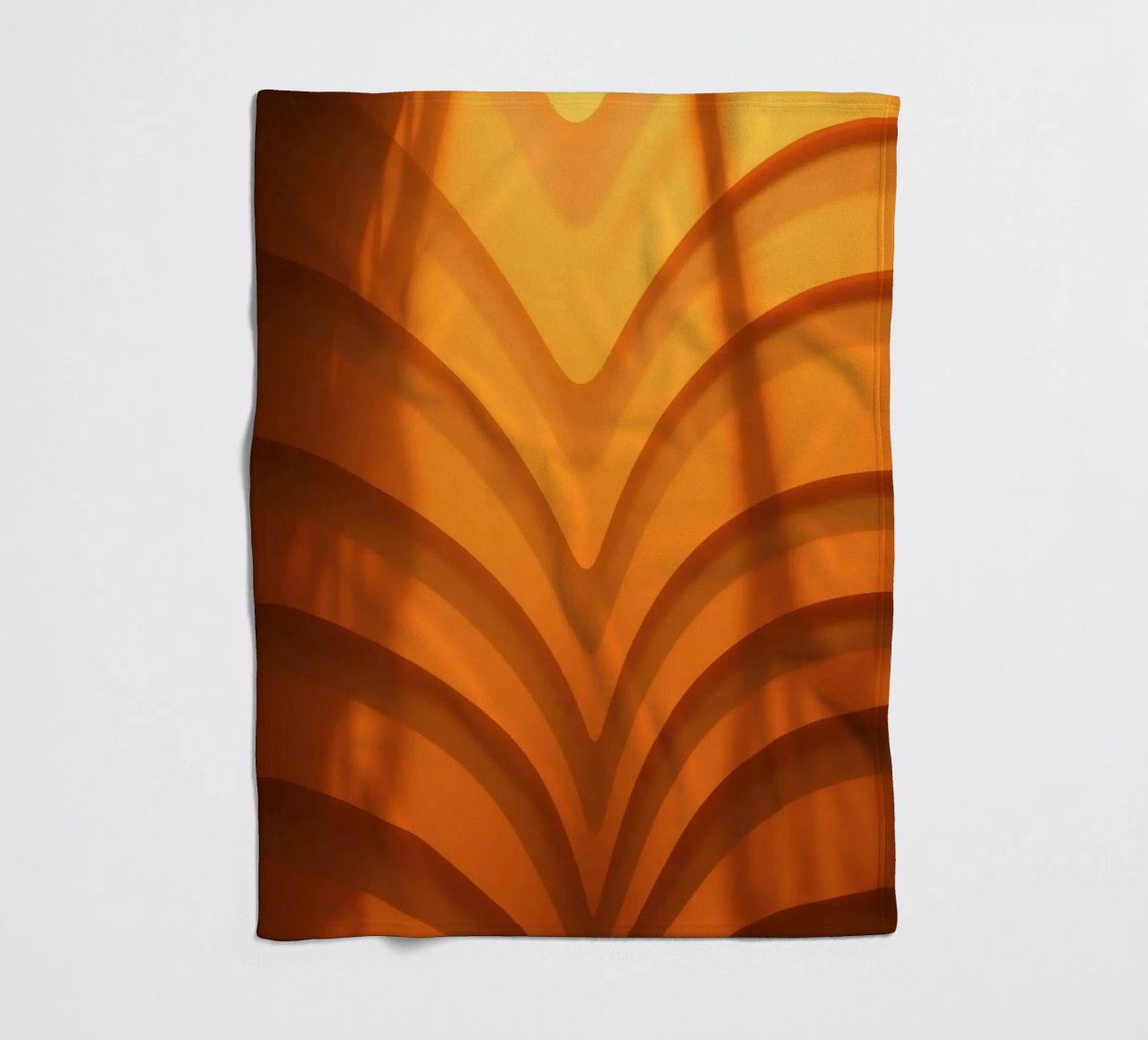 Warme abstracte golven en schaduwen creëren boeiend behang fleecedeken van DesignDoodle