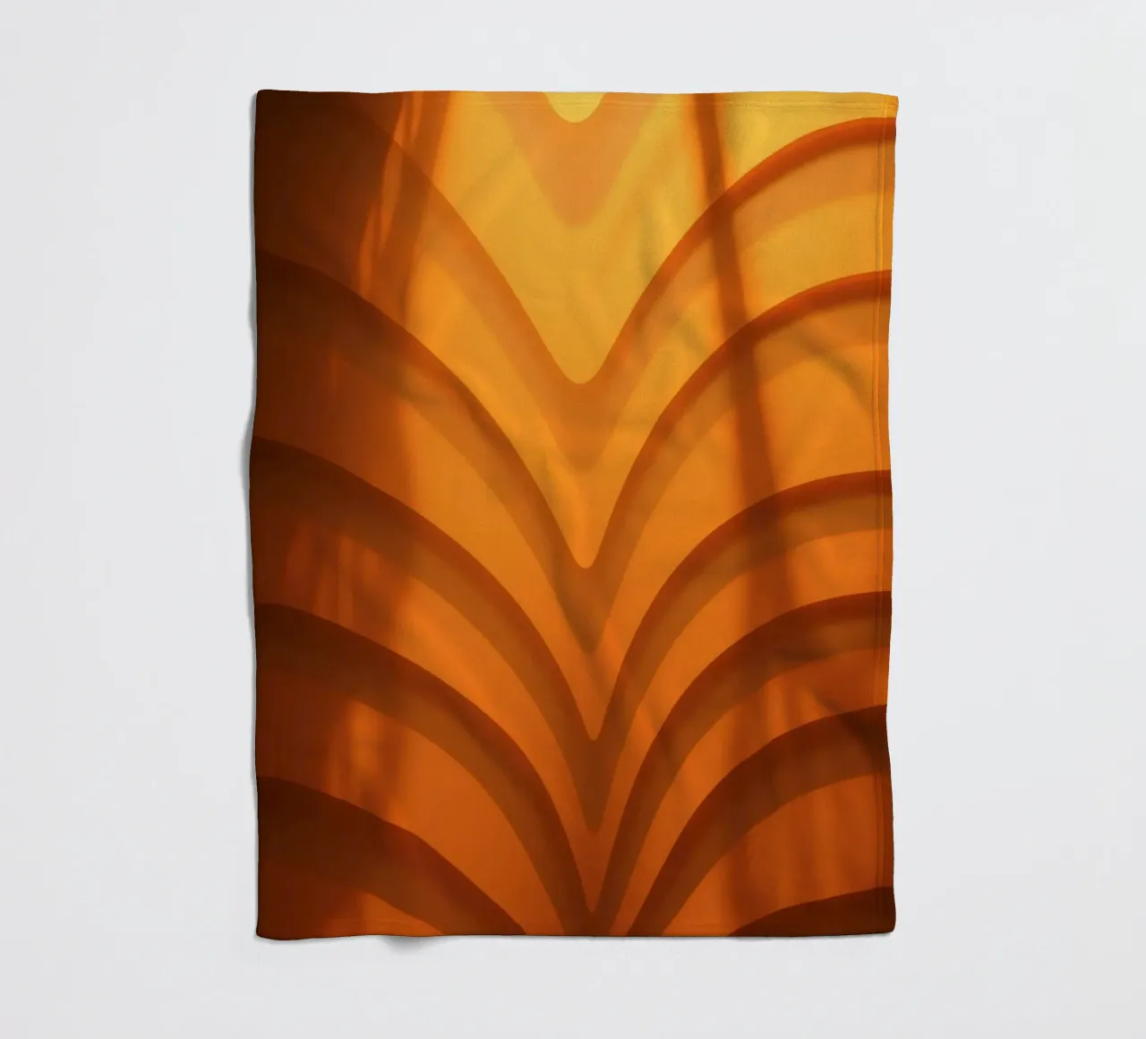 Warme abstrakte Wellen und Schatten schaffen eine fesselnde Tapete Fleecedecke von DesignDoodle