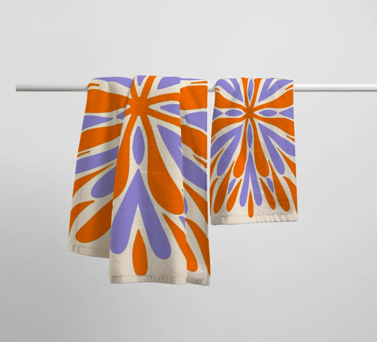 Petali di simmetria moderna - Arancione e viola asciugamano da bagno da Wackapacka