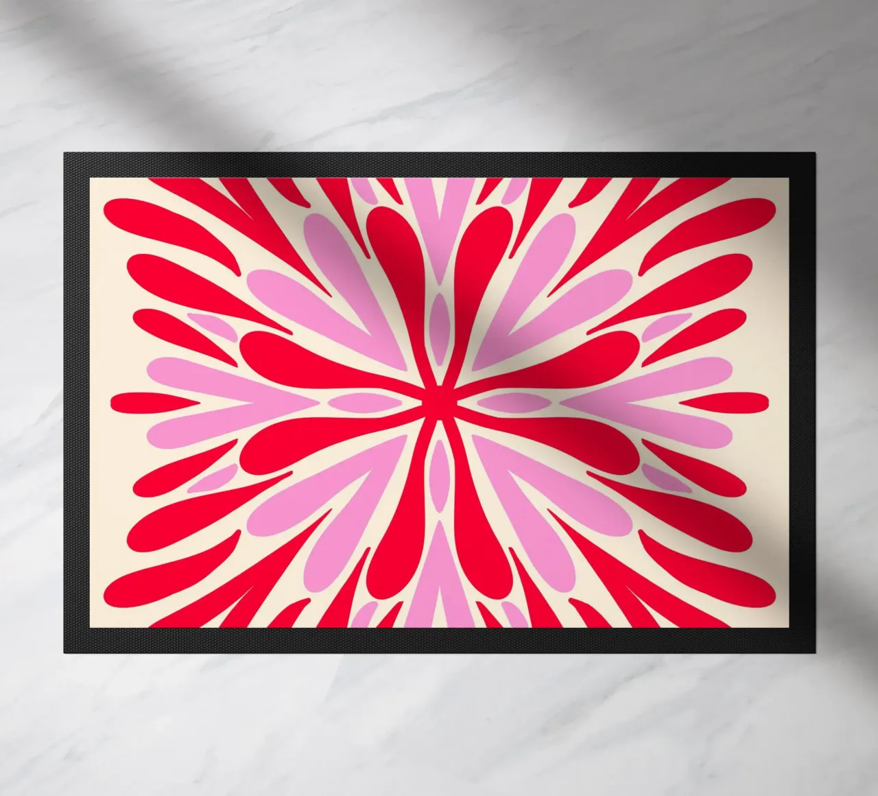 Petali di simmetria moderna - Rosso e rosa zerbino da Wackapacka
