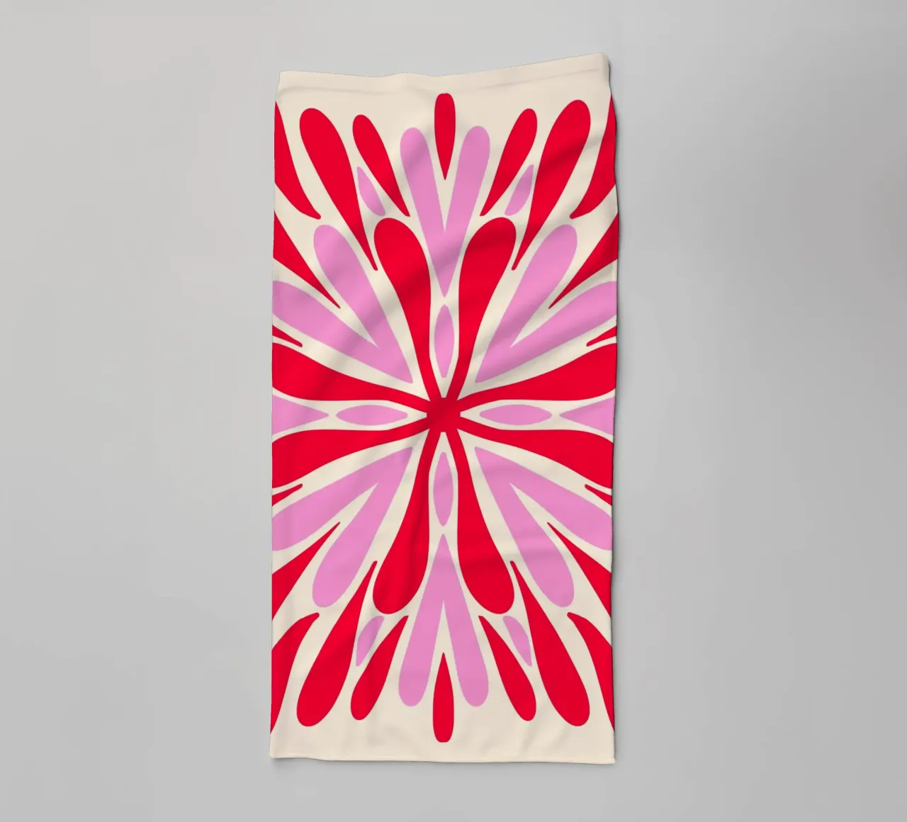 Petali di simmetria moderna - Rosso e rosa asciugamano da bagno da Wackapacka
