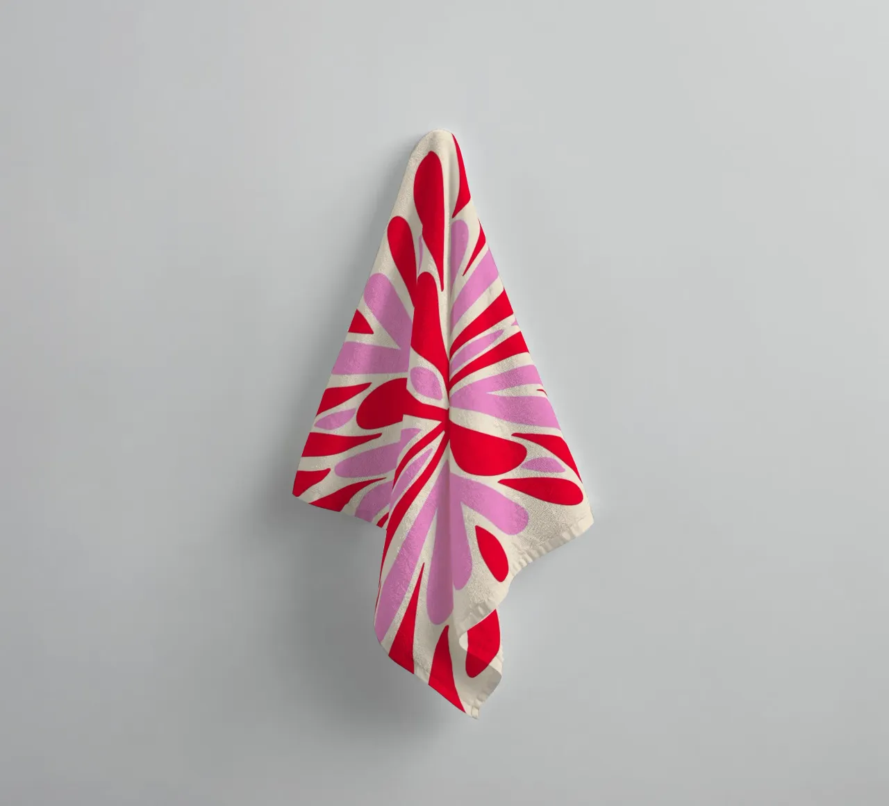 Petali di simmetria moderna - Rosso e rosa asciugamano da bagno da Wackapacka