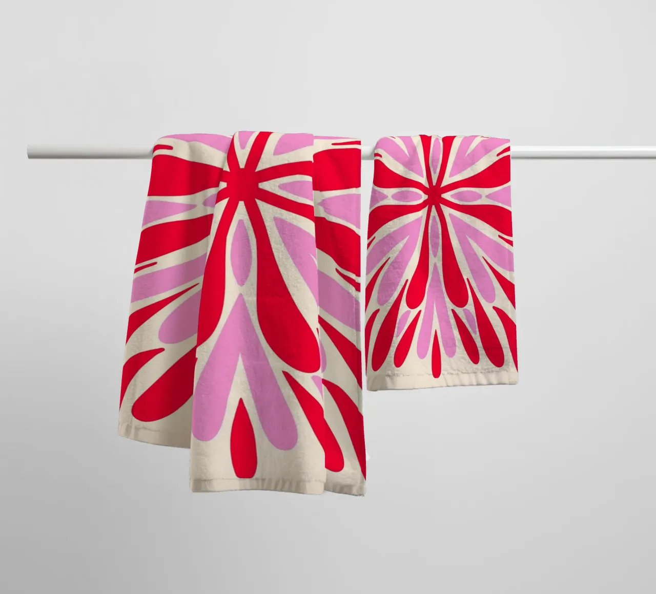 Petali di simmetria moderna - Rosso e rosa asciugamano da bagno da Wackapacka