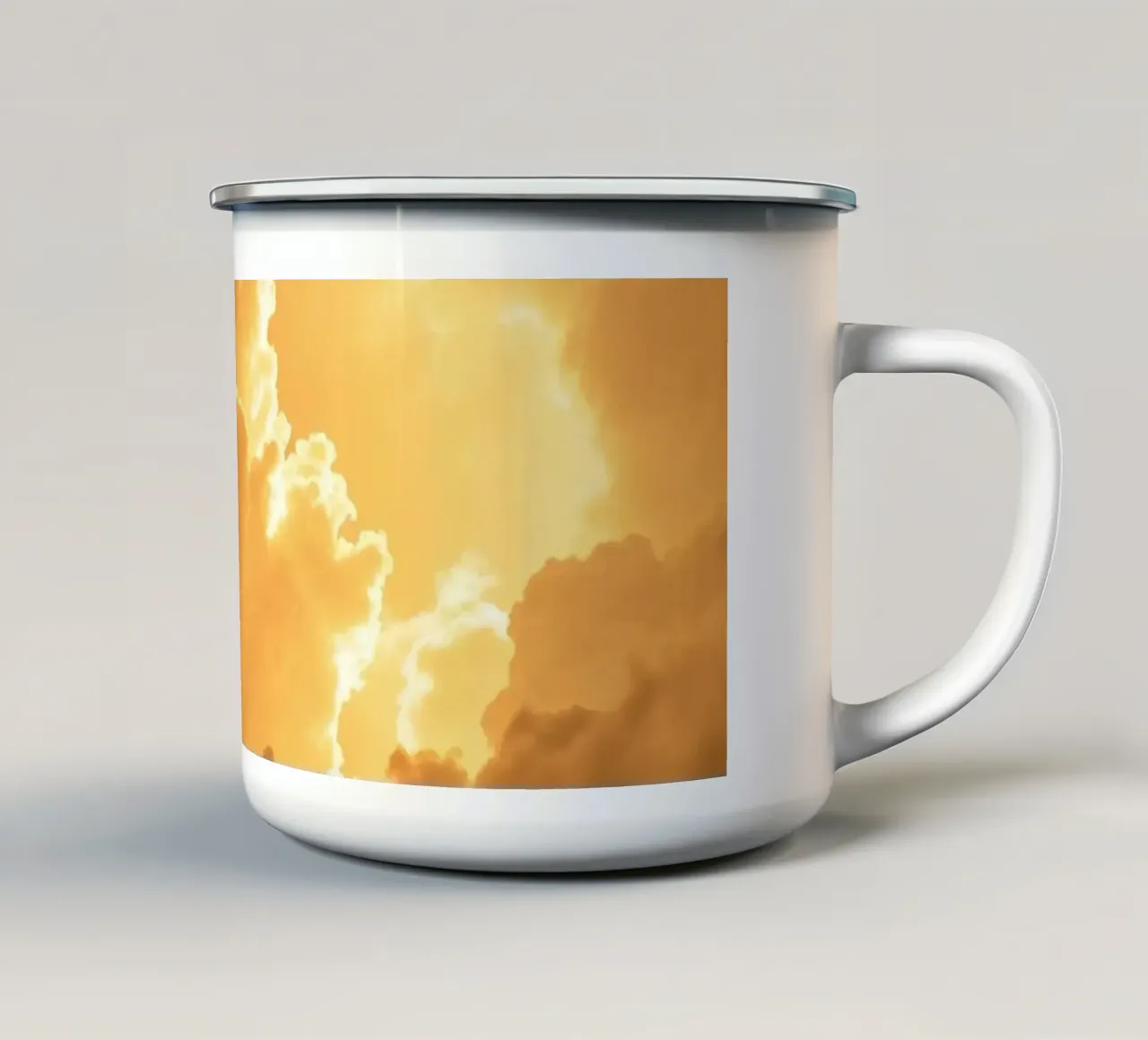 Maestose nuvole dorate illuminate dalla luce del sole tazza in smalto da DesignDoodle