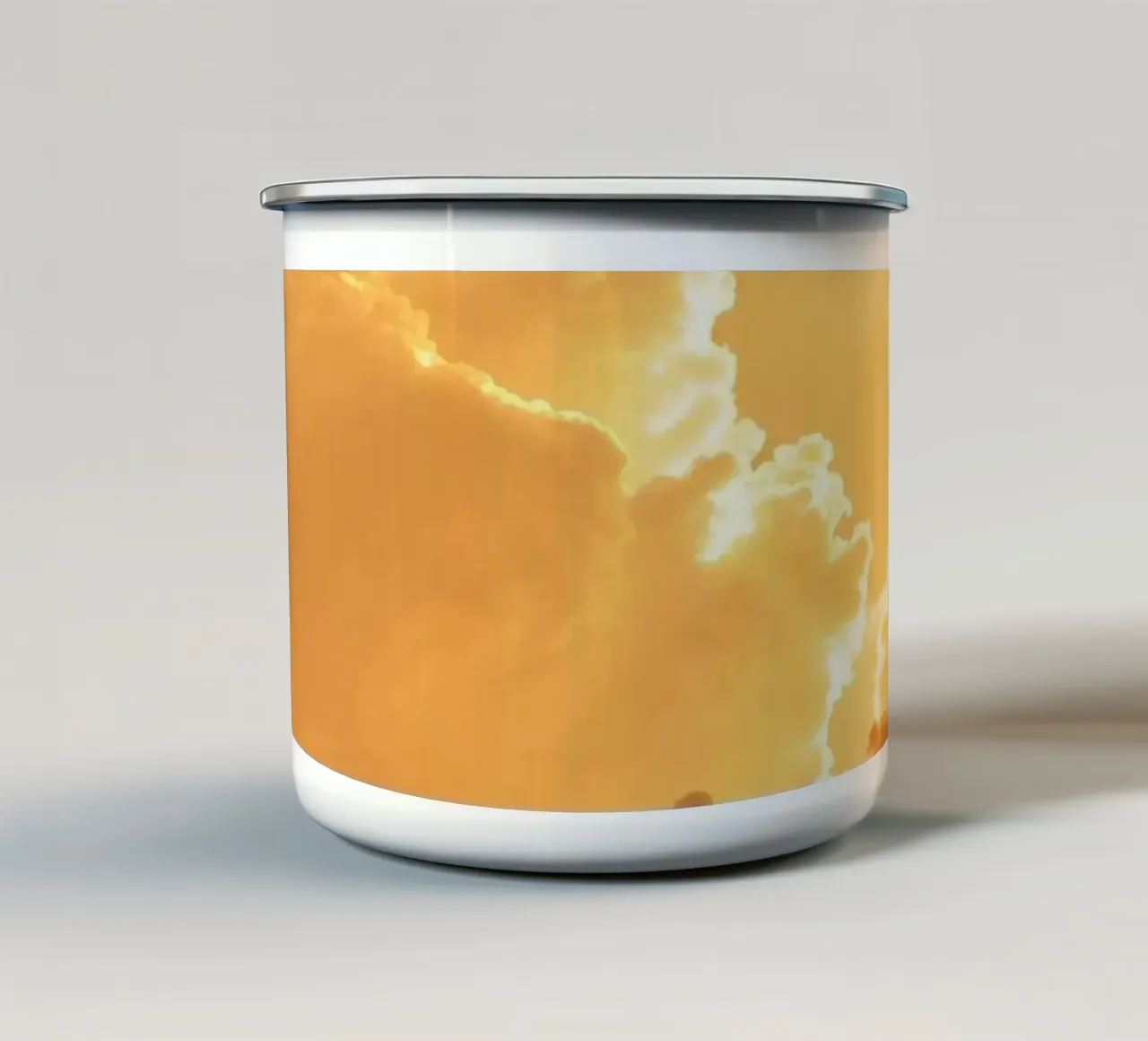 Maestose nuvole dorate illuminate dalla luce del sole tazza in smalto da DesignDoodle