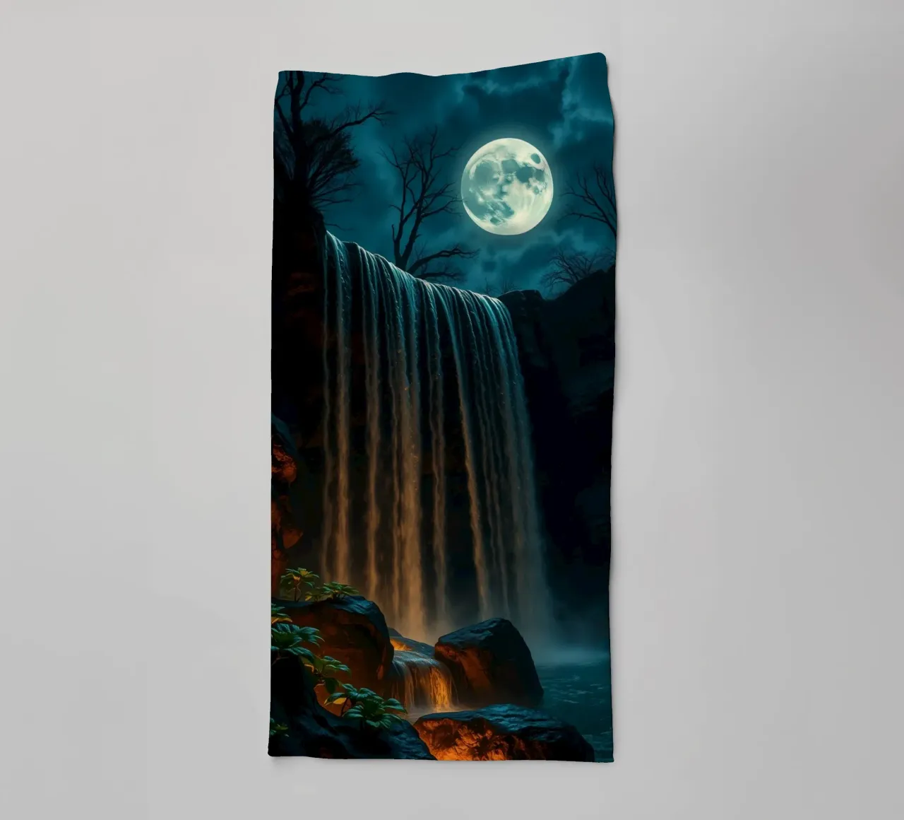 Cascata illuminata dalla luna che si getta sulle rocce in una notte serena asciugamano da bagno da DesignDoodle