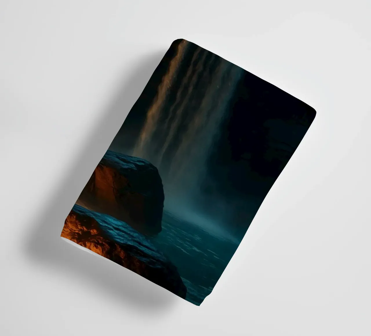 Cascata illuminata dalla luna che si getta sulle rocce in una notte serena asciugamano da bagno da DesignDoodle