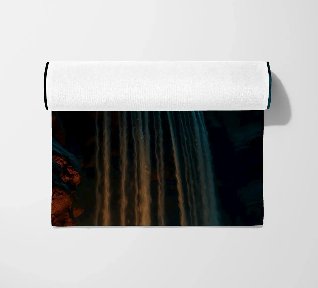Cascata illuminata dalla luna che si getta sulle rocce in una notte serena telo mare da DesignDoodle