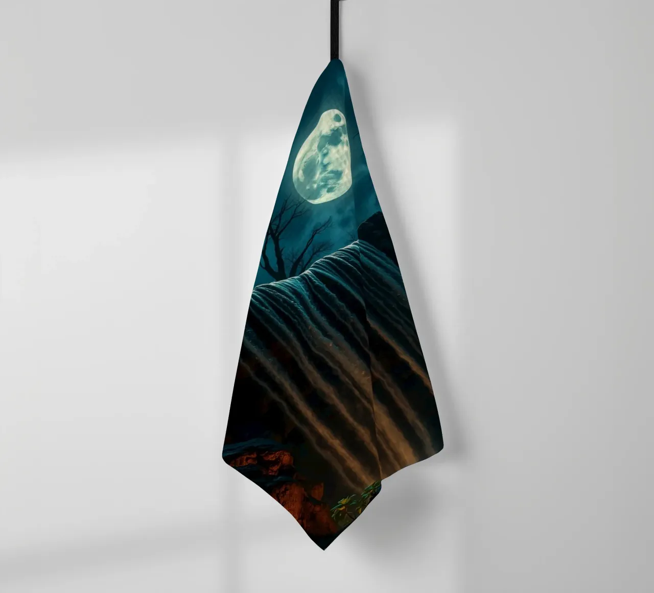 Cascata illuminata dalla luna che si getta sulle rocce in una notte serena canovaccio da cucina da DesignDoodle