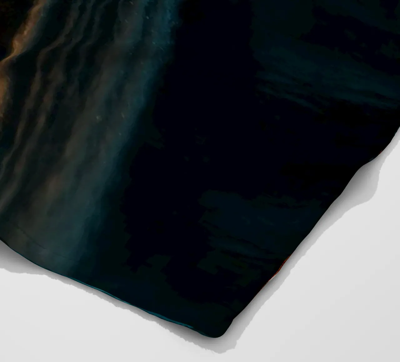 Cascata illuminata dalla luna che si getta sulle rocce in una notte serena coperta in pile da DesignDoodle