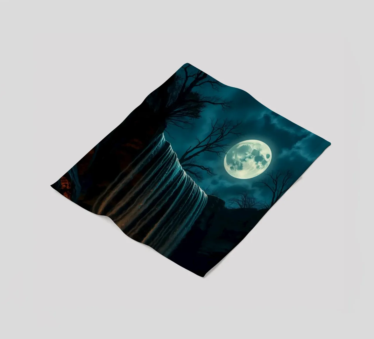 Cascata illuminata dalla luna che si getta sulle rocce in una notte serena coperta in pile da DesignDoodle