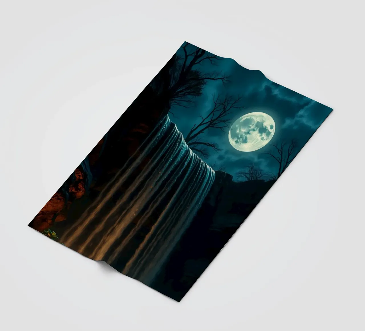 Cascata illuminata dalla luna che si getta sulle rocce in una notte serena coperta in pile da DesignDoodle