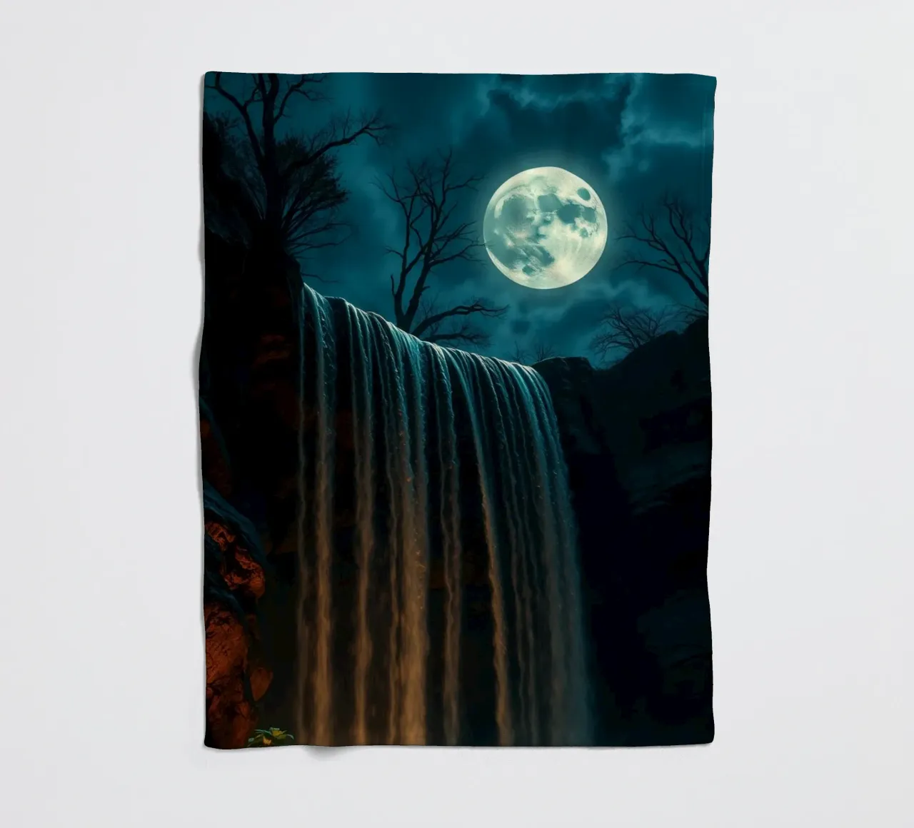 Cascata illuminata dalla luna che si getta sulle rocce in una notte serena coperta in pile da DesignDoodle